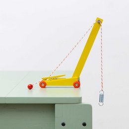 Floris survole une grue jaune