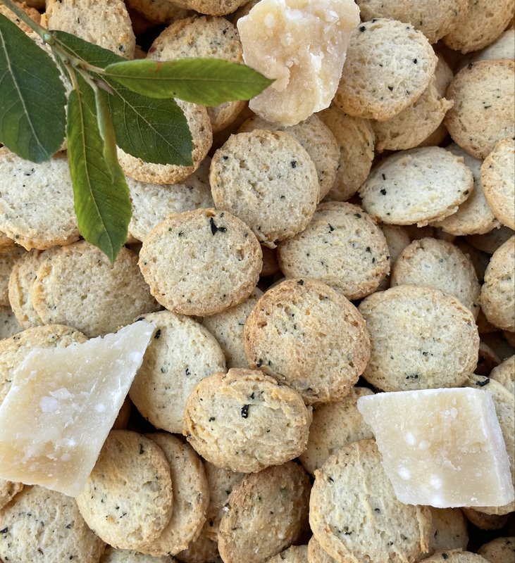 Mini aperitif cookies: Parmesan A.O.P. - Basil