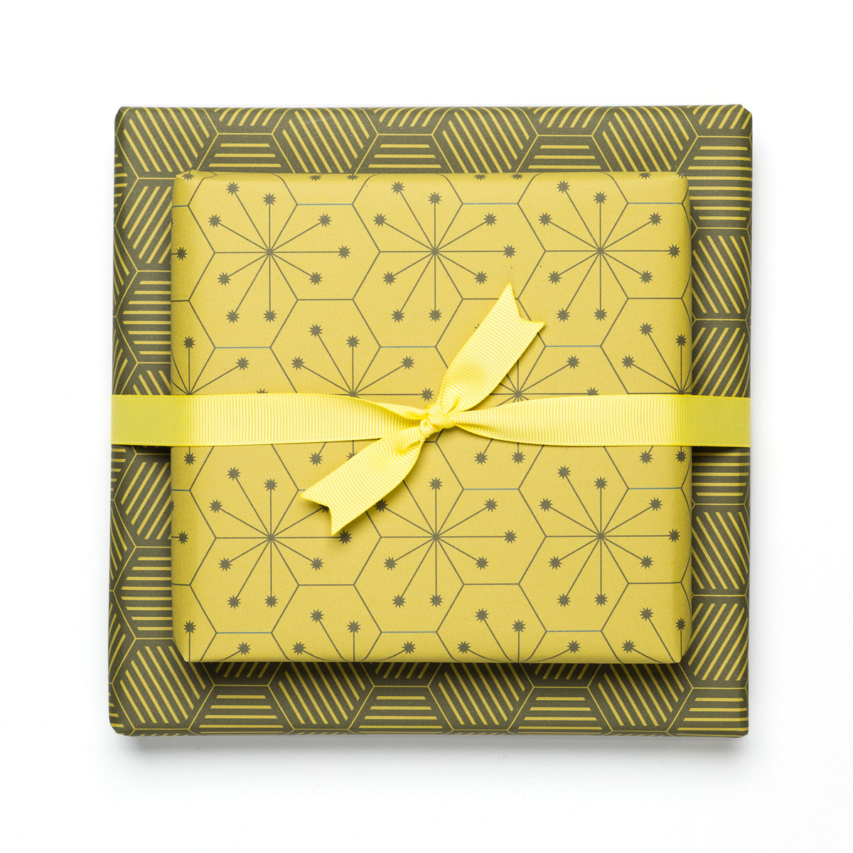 Papier d'emballage vert, papier d'emballage graphique vert clair et vert foncé, merveilleusement emballé pour les cadeaux de Pâques, pour emballer des cadeaux masculins ou comme cadeaux de Noël