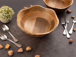 Round, solid wooden fruit bowl made of mango wood. Available in 25 cm or 30 cm diameter, suitable for use in marketplaces, dropshipping, and online portals.
