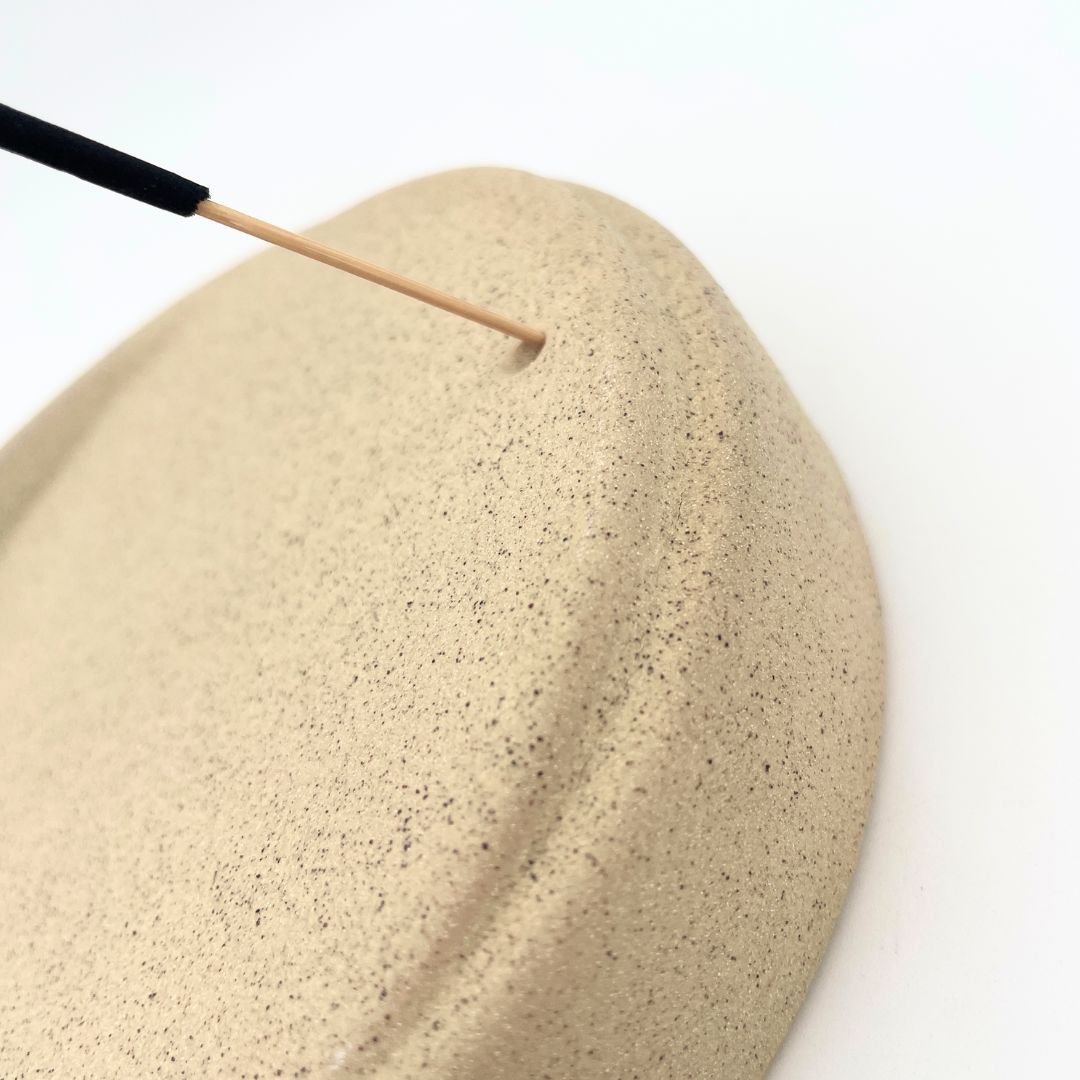 røgelsesholder - røgelsesholder - keramik - rund - skrå - beige - diameter 14,5 cm - røgelsebrænder