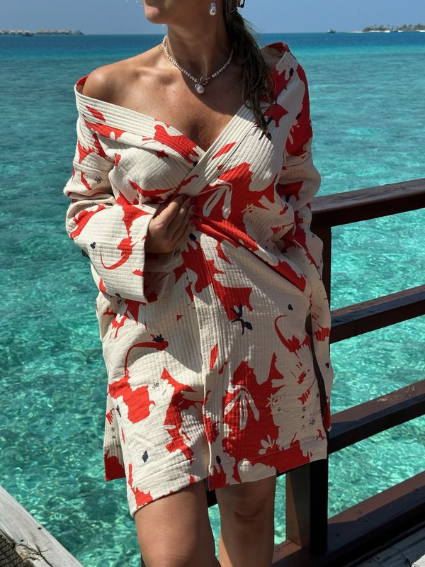 Kimono Sakura - 100% cotone con motivo contemporaneo in rosso sakura e bianco sporco, può essere utilizzato come accappatoio o per la casa ma anche come giacca