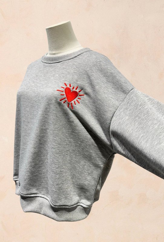 Unisex oversize sweatshirt – broderet rødt hjerte – BOMULD – 9038416