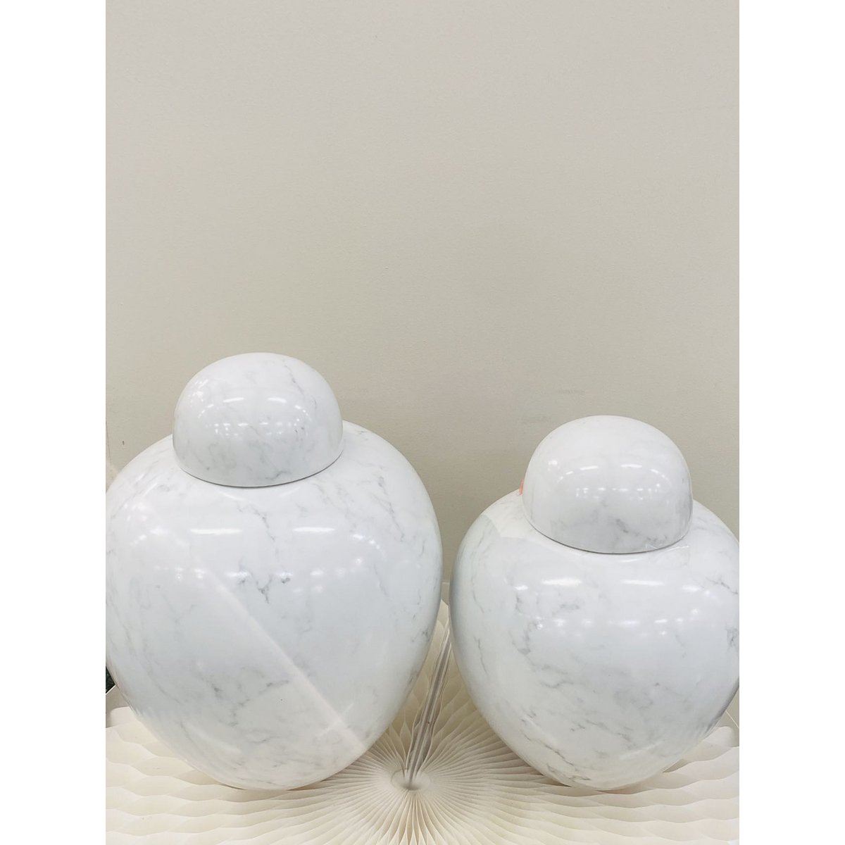 Fleurs en soie avec pot de gingembre en porcelaine américaine du milieu du 20e siècle Big H*28W*25