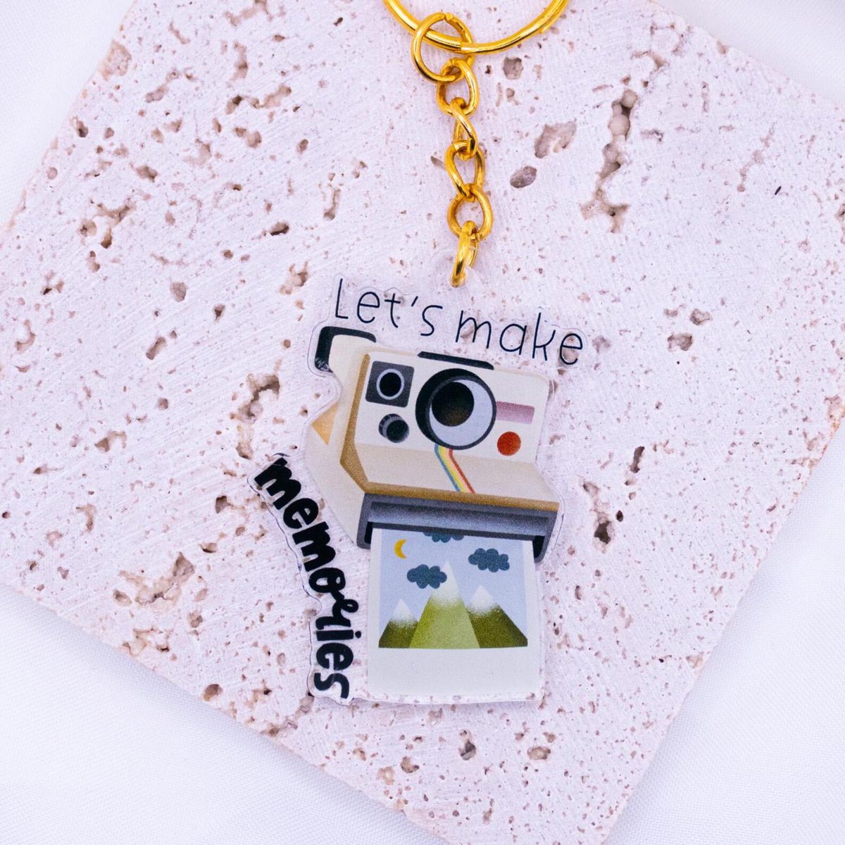 Nøglering Polaroid kamera "Let's make memories" lavet af akryl - gave rejse nøglering
