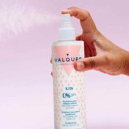 Eco-friendly children's biphasic shampoo and conditioner pack, 700 ml, free of colorants, salt, and sulfate, with a gentle formula suitable for delicate skin.