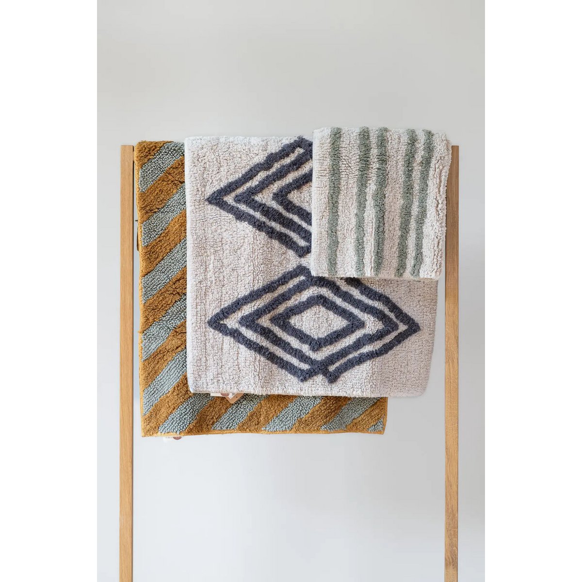 Hand getuft 100% katoenen badmat - Diagonale lijnen Moss Green & Gold