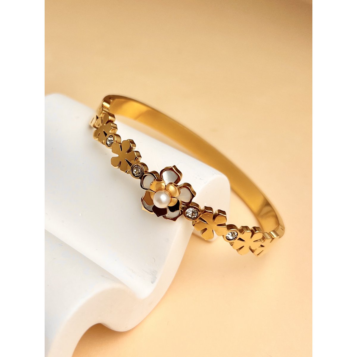 Pearly flower jank bracelet