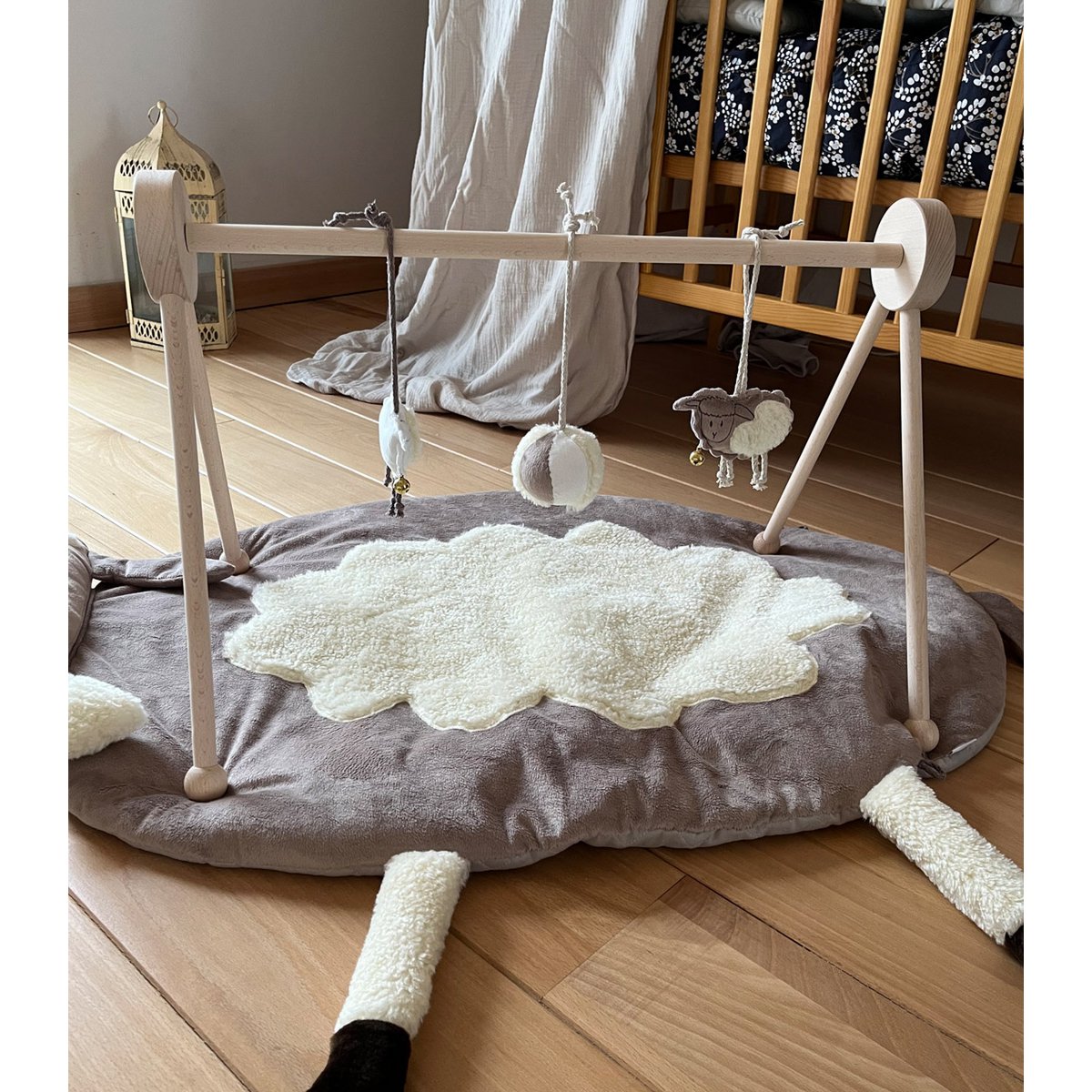 Schaap - houten educatieve babygymstandaard + interactieve mat
