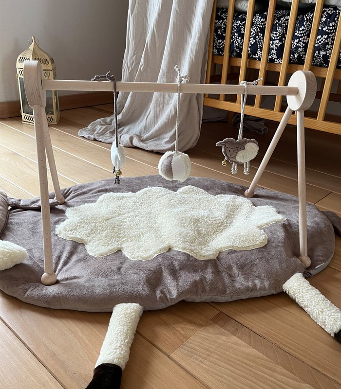 Får - pædagogisk babygym stativ i træ + interaktiv måtte