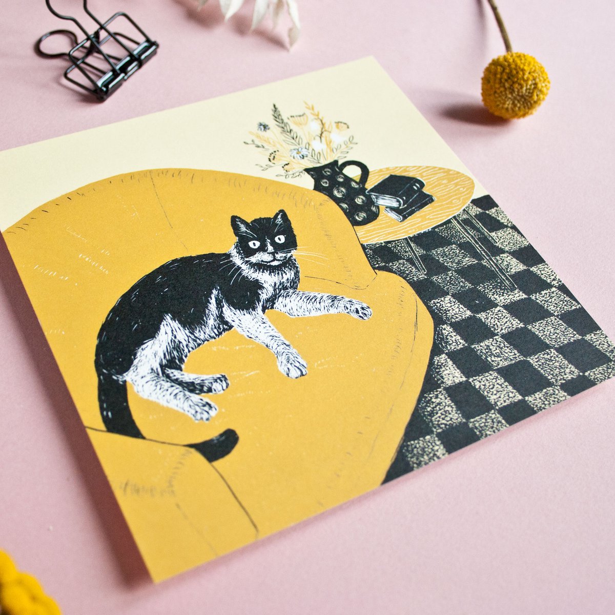 Quadratische Postkarte Katze & Sessel