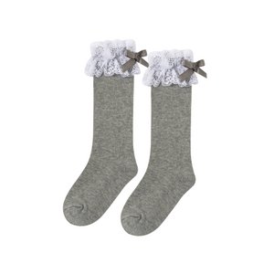 Hohe Mädchensocken mit Spitzenbesatz in Hellgrau