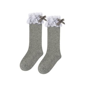 Hohe Mädchensocken mit Spitzenbesatz in Hellgrau
