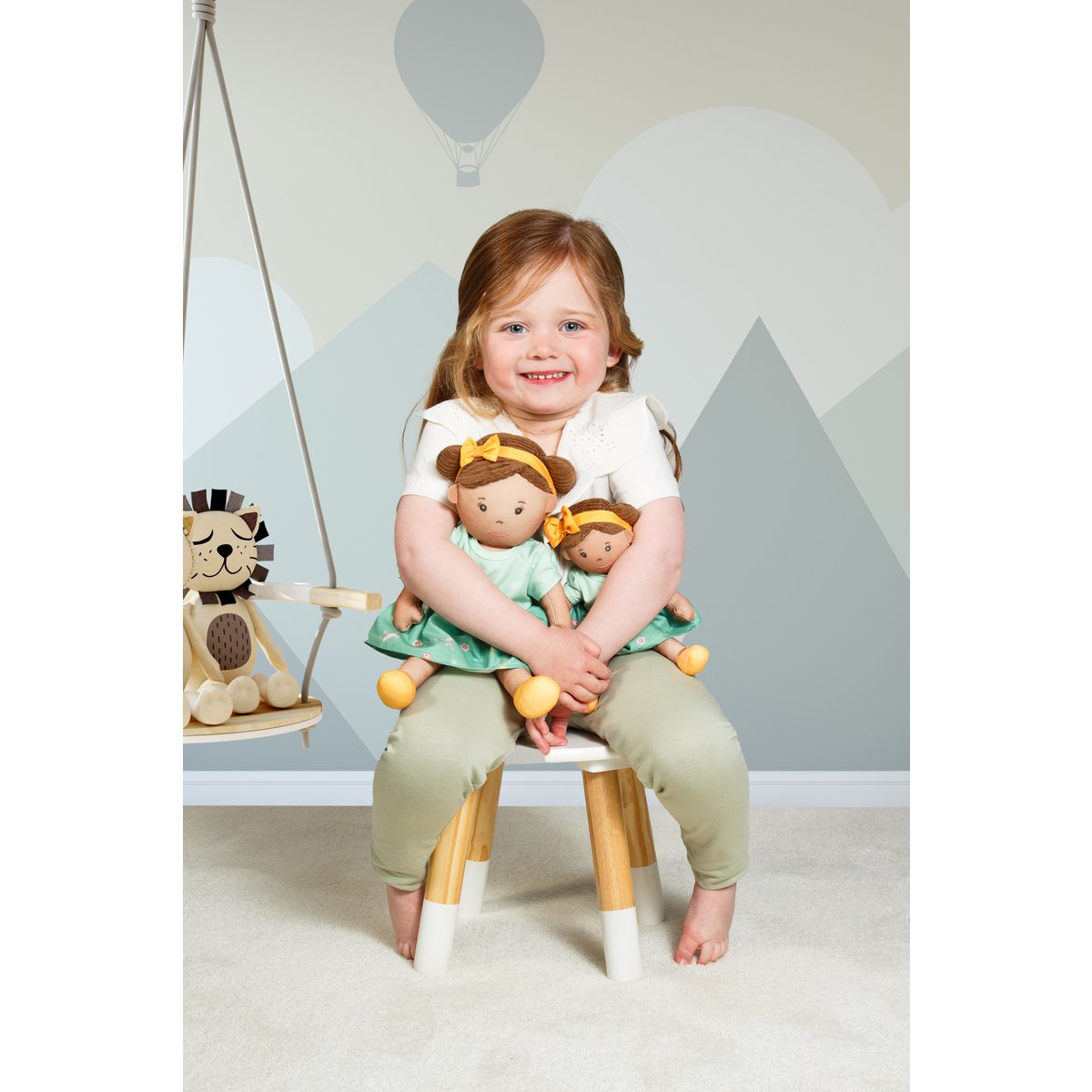 Lalka z materiału „Livi” z sukienką do zakładania i startu, 32 cm