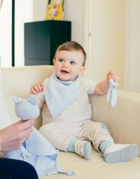 ENSEMBLE DOUDOU + BANDANA + ANNEAU DE DENTITION - MOD. OSO - GRIS ESSENCE