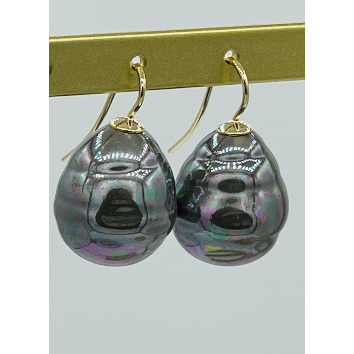 Baroque Pearl earrings in the color Pacífic blue / tahiti