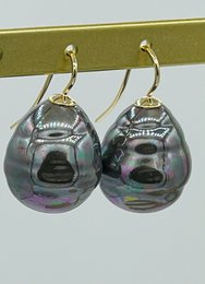 Baroque Pearl earrings in the color Pacífic blue / tahiti