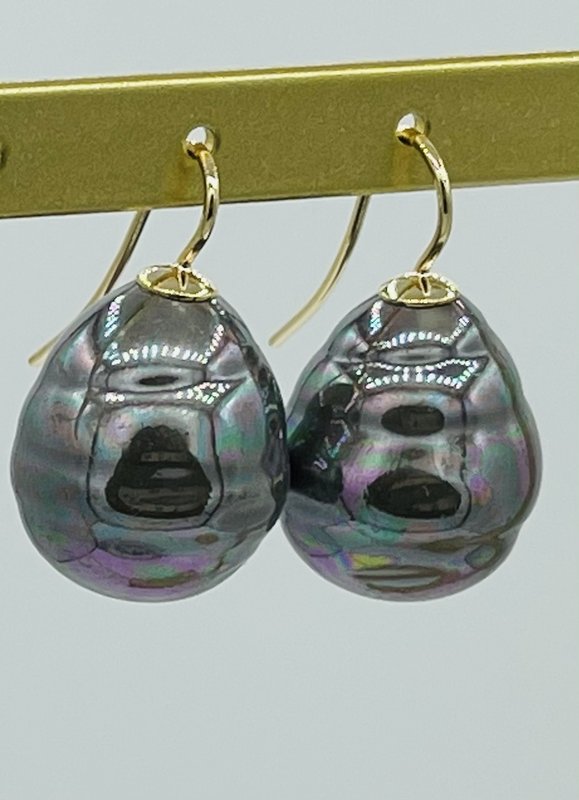 Baroque Pearl earrings in the color Pacífic blue / tahiti
