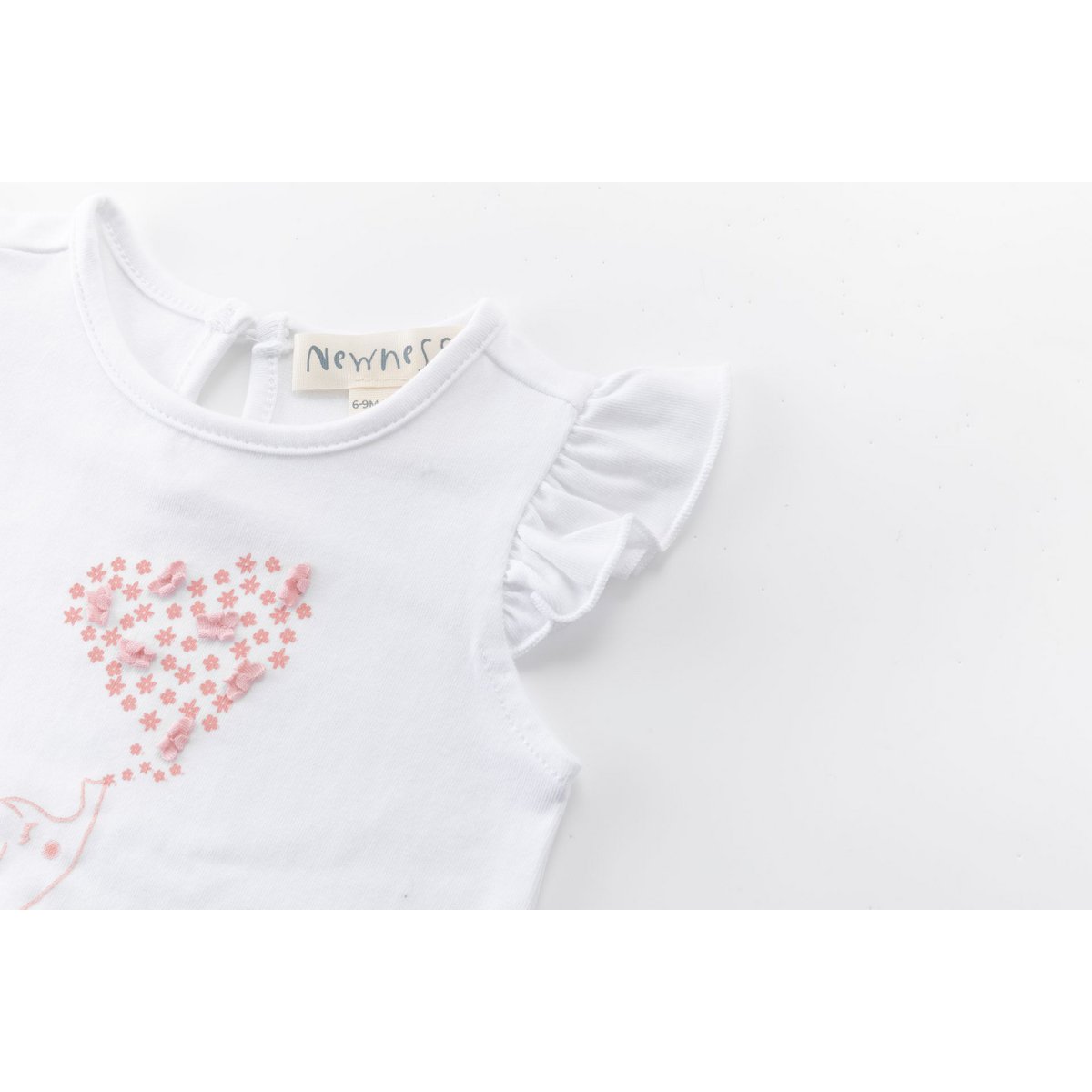 Baby hvid t-shirt med flæseærmer og pink tegning BGV66582