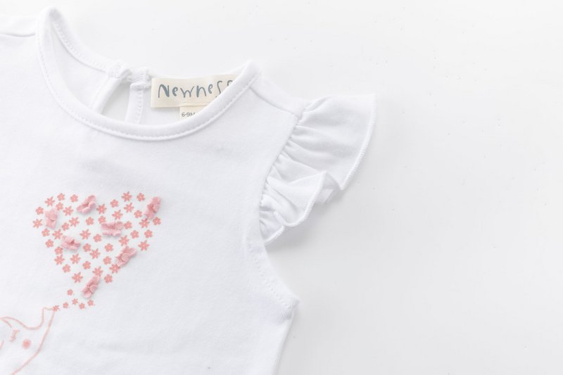 Baby white t-shirt with ruffle sleeves and pink drawing BGV66582
