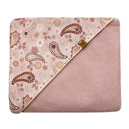 This paisley wrap cloth is a soft, pink swaddle blanket made of a lightweight, breathable material. It features a classic paisley pattern in shades of pink and brown, adding a stylish touch to any nursery.