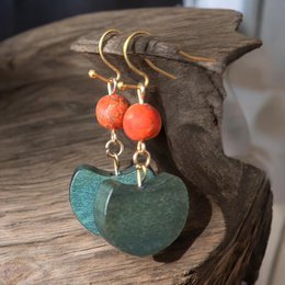  Green wood crescent earrings, terracotta orange beads, gold stainless steel, organic forest style, natural materials.