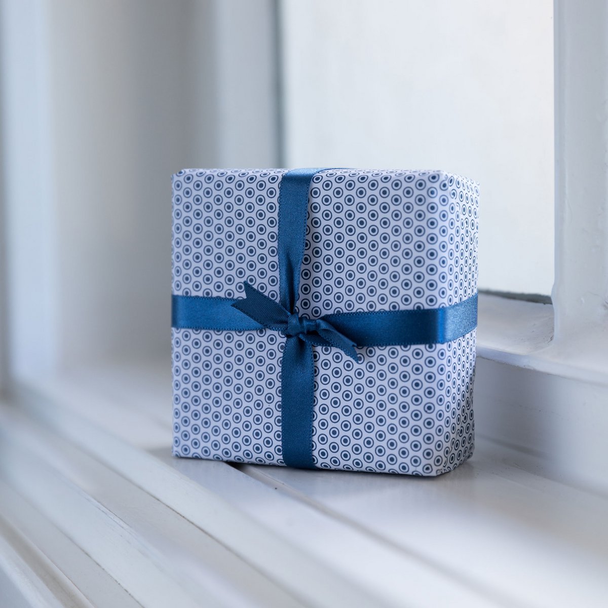 Bird wikkel papier blauw - maritiem inpakpapier met meeuwen, als een geschenkverpakking voor doop, communie of bevestiging