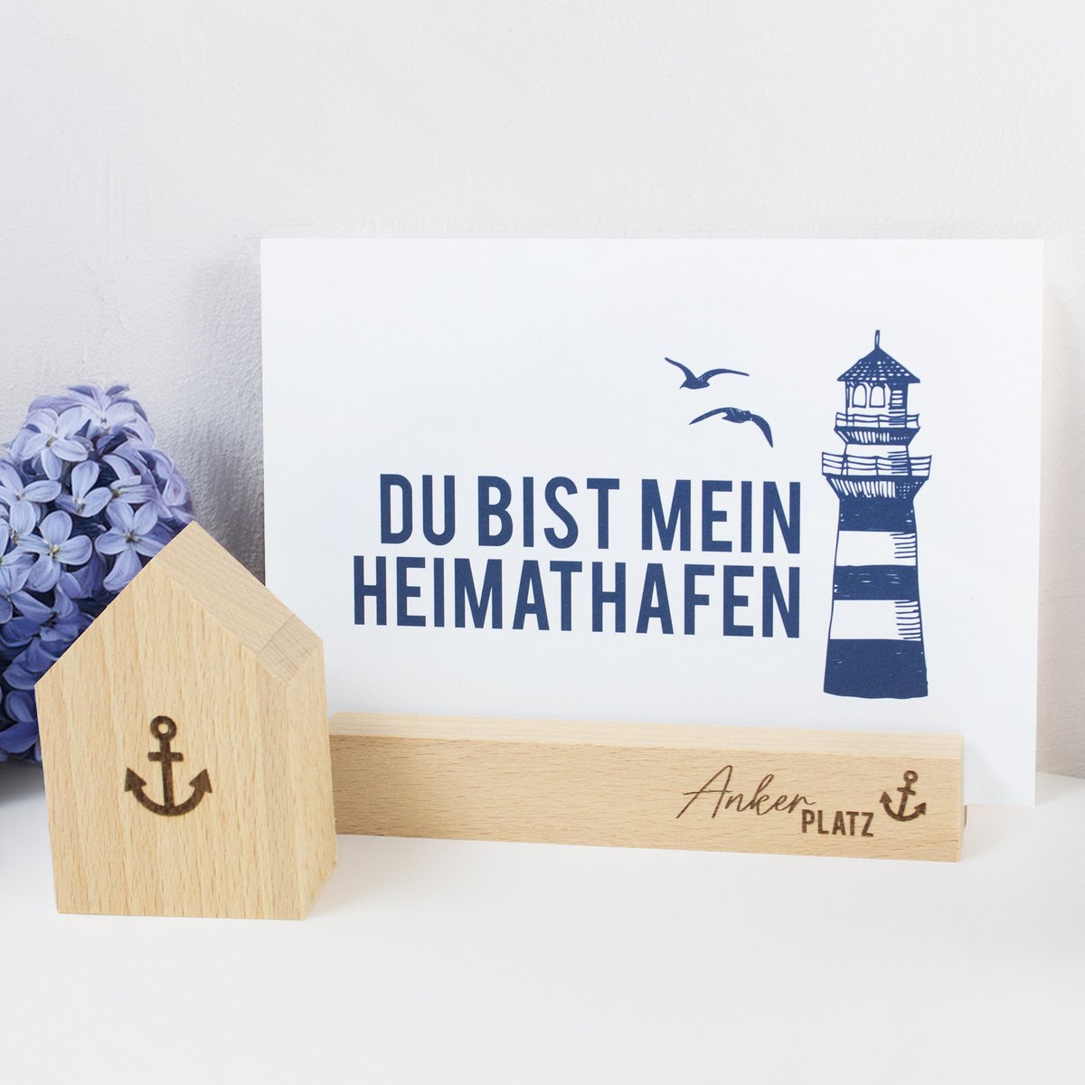 Kartenständer Ankerplatz aus nachhaltigem Buchenholz – Kartenhalter mit Anker Gravur – maritimes Wohnaccessoire