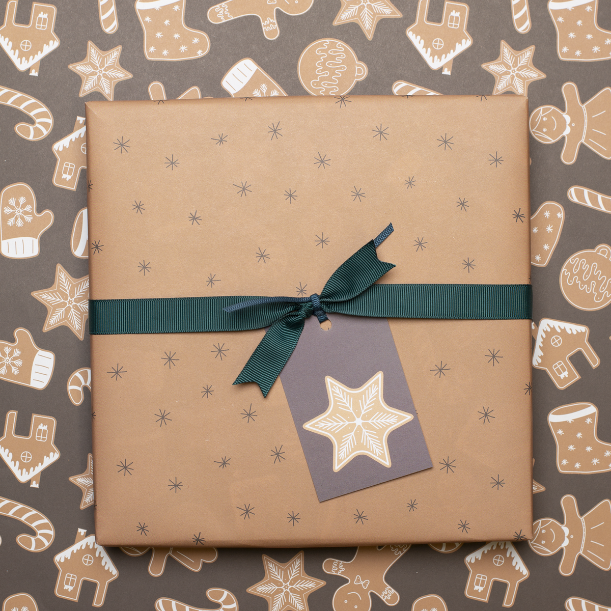 Papel de regalo de doble cara Navidad "pan de jengibre" Galletas navideñas en color beige y marrón fabricado con papel 100% reciclado