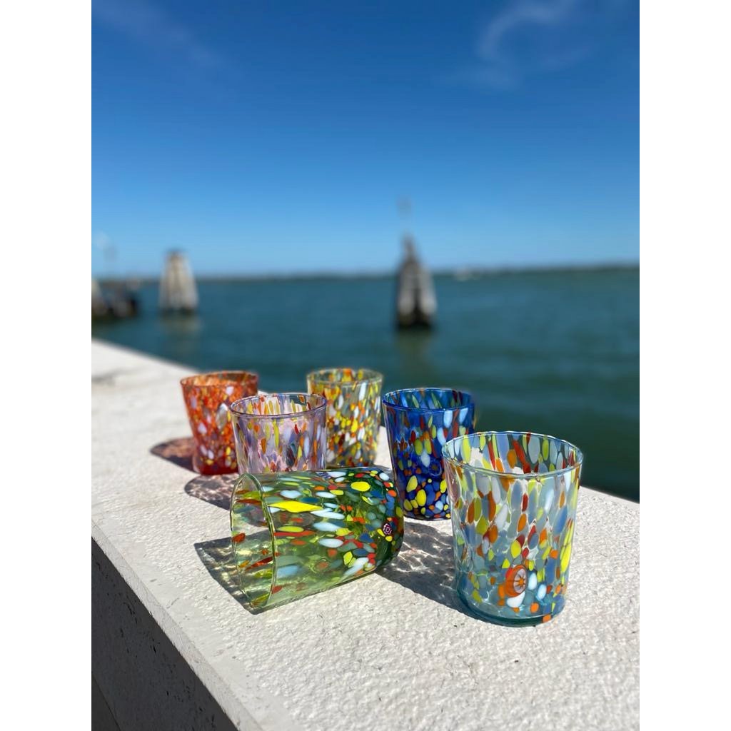 Klassische Trinkgläser aus mundgeblasenem und handgefertigtem Glas mit Murano-Murrin, Linie „I Colori di Murano“, 350 ml. Hergestellt in Italien