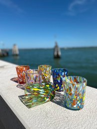Klassische Trinkgläser aus mundgeblasenem und handgefertigtem Glas mit Murano-Murrin, Linie „I Colori di Murano“, 350 ml. Hergestellt in Italien