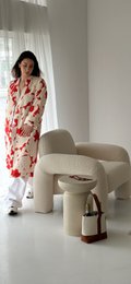 Kimono Sakura - 100% cotone con motivo contemporaneo in rosso sakura e bianco sporco, può essere utilizzato come accappatoio o per la casa ma anche come giacca