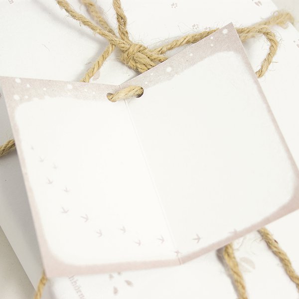 Gift tag bird in the snow