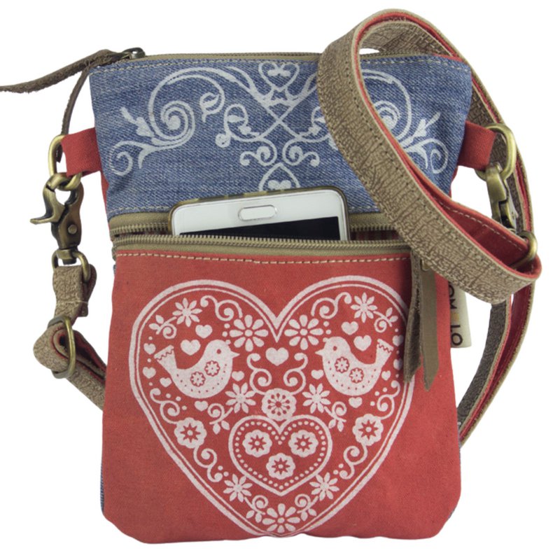 Domelo traditionele tas dames schoudertas. Dirndl schoudertas gemaakt van upcycled jeans en canvas en leer. Handtas in traditionele stijl met hartjesprint. Crossbodytas voor dames als Oktoberfest-accessoire.