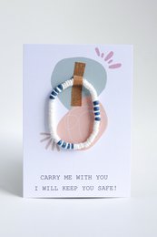 Handgefertigtes Armband aus geschliffenen Muscheln