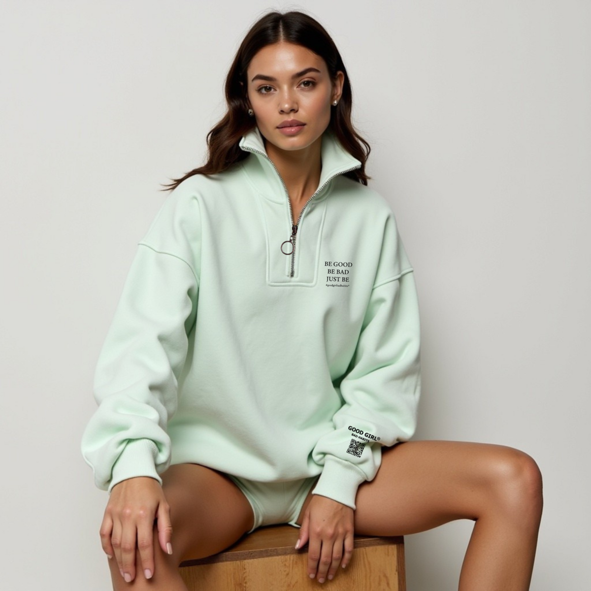 Half Zip Sweat "BE GOOD BE BAD JUST BE" - Schwarz