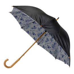 A black umbrella with a blue and white Delft-style pattern on the inside. The umbrella has a wooden handle and is 105 cm in diameter.
