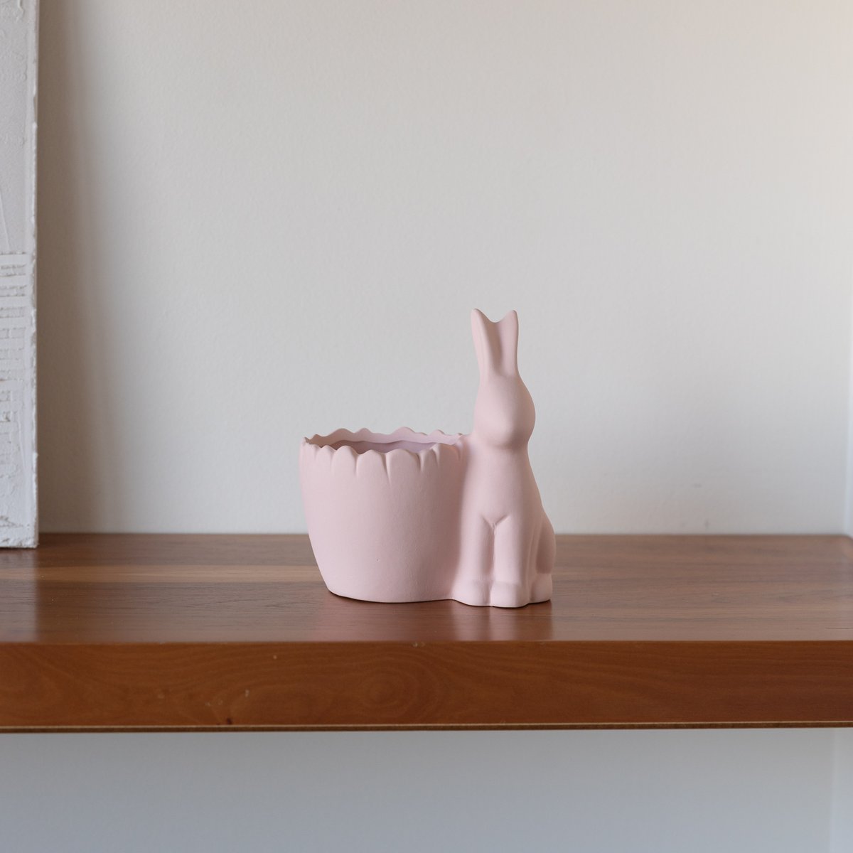 Conejito de Pascua con jarrón