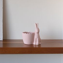 Osterhase mit Vase