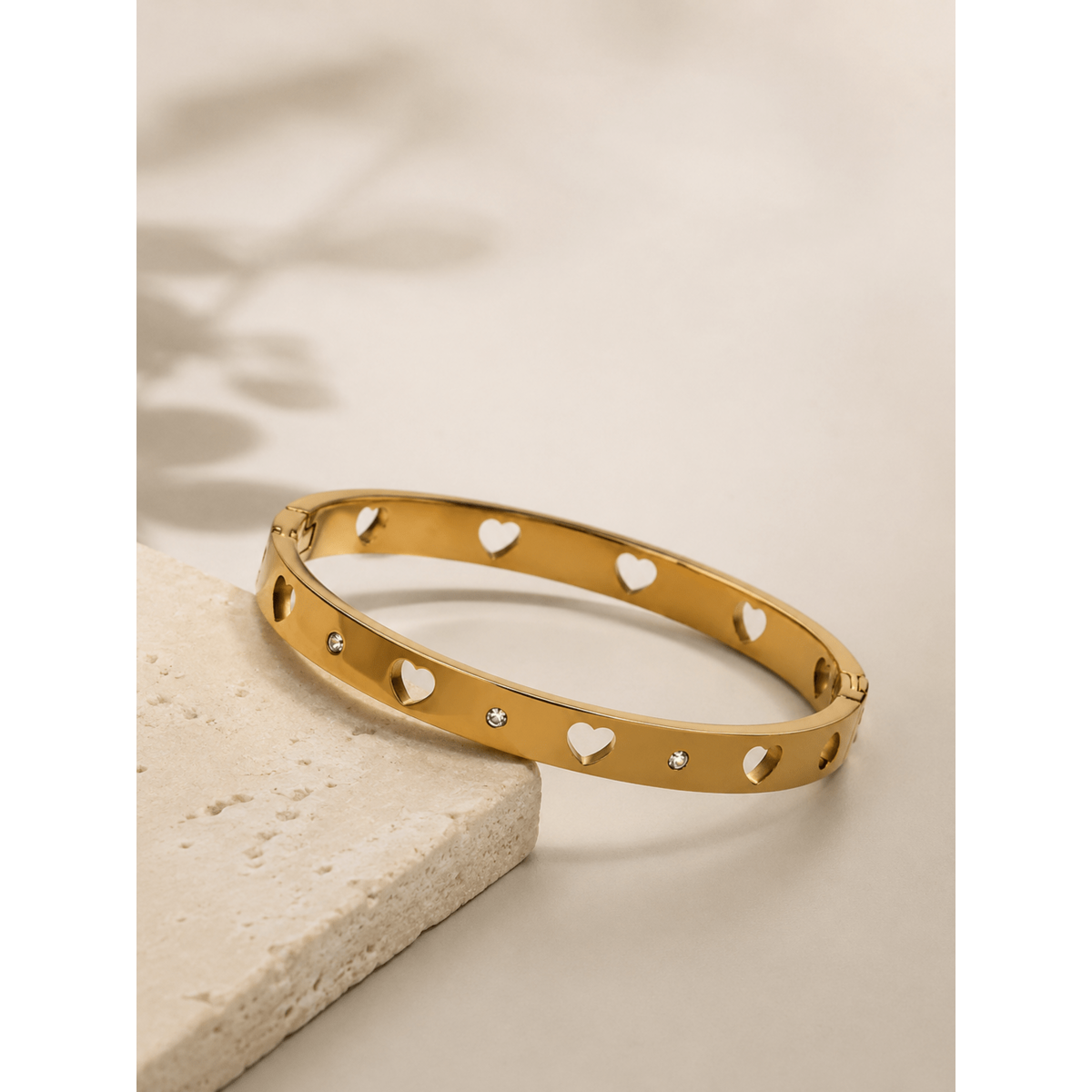 Corazones - Pulsera rígida de acero chapado en oro