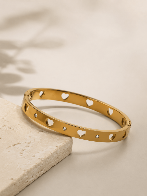 Corazones - Pulsera rígida de acero chapado en oro