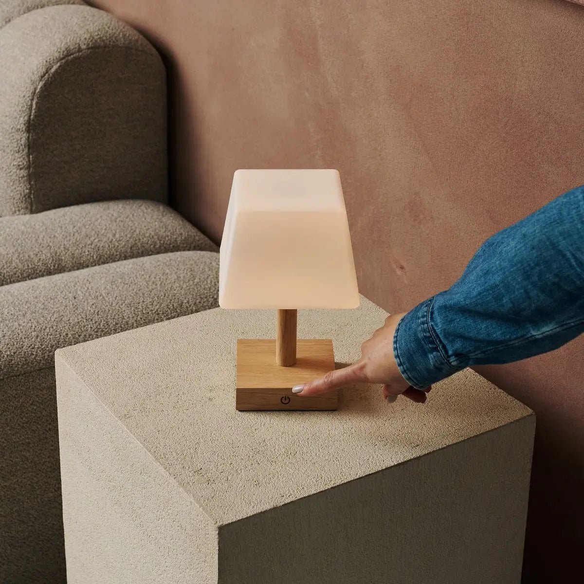 Lampada da tavolo ricaricabile Tommy in legno marrone chiaro