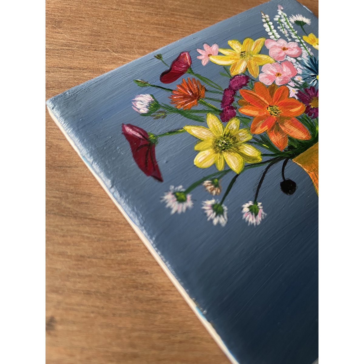 Tuile florale peinte à la main — œuvre d’art originale | 10 × 10 cm