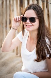 Mixed solar wooden sunglasses with marron and grris color variants.