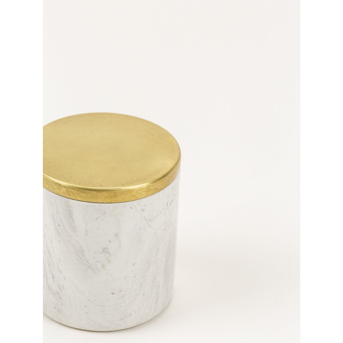 Kleine zylindrische Box aus Stein mit kupferfarbenem, messingbeschichtetem Deckel