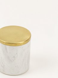 Kleine zylindrische Box aus Stein mit kupferfarbenem, messingbeschichtetem Deckel