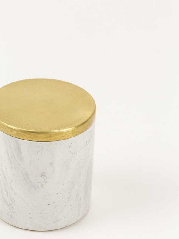 Kleine zylindrische Box aus Stein mit kupferfarbenem, messingbeschichtetem Deckel