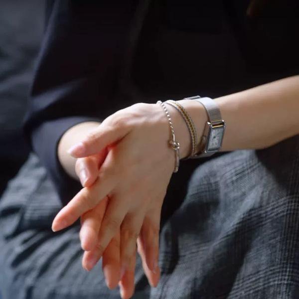 Bracciale con catena a sfere e design con nodo in argento