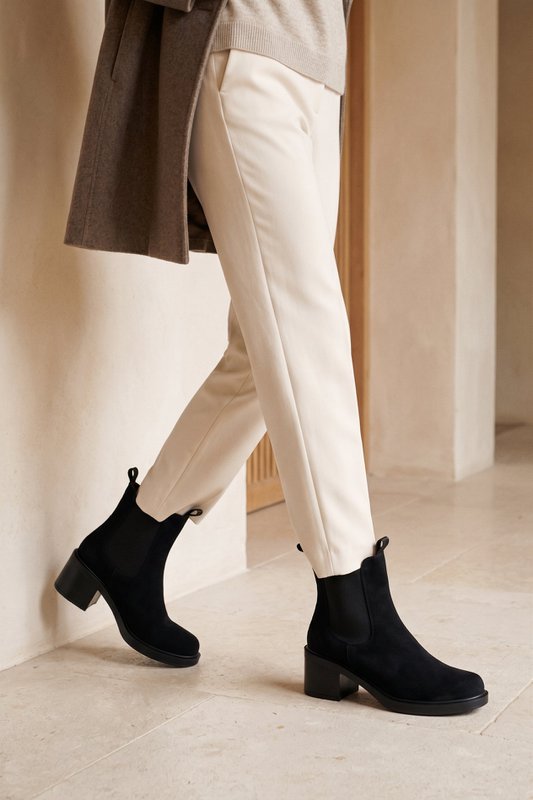 INMA BLACK – Stiefeletten mit elastischen Einsätzen und Blockabsatz