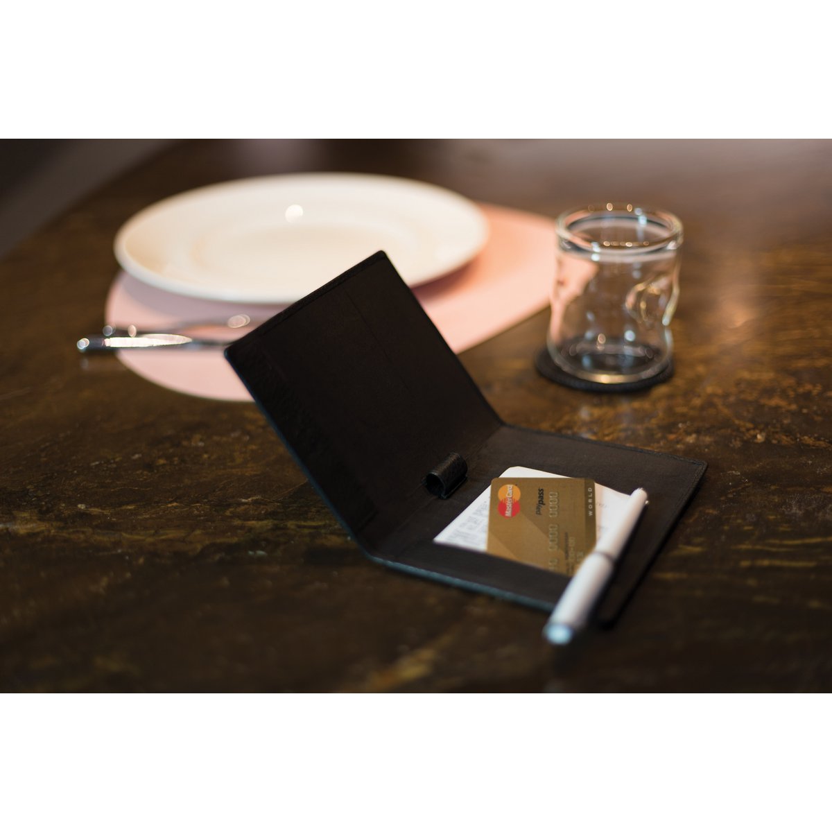 K0008AB | Porte-billet en cuir véritable pleine fleur, grain dollar. Mini fentes internes et passant pour stylo. Couleur noir Dimensions : 12 x 16 x 1 cm Conditionnement : sachet Tnt